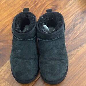 Cozy Black UGG Suede Boots size 8